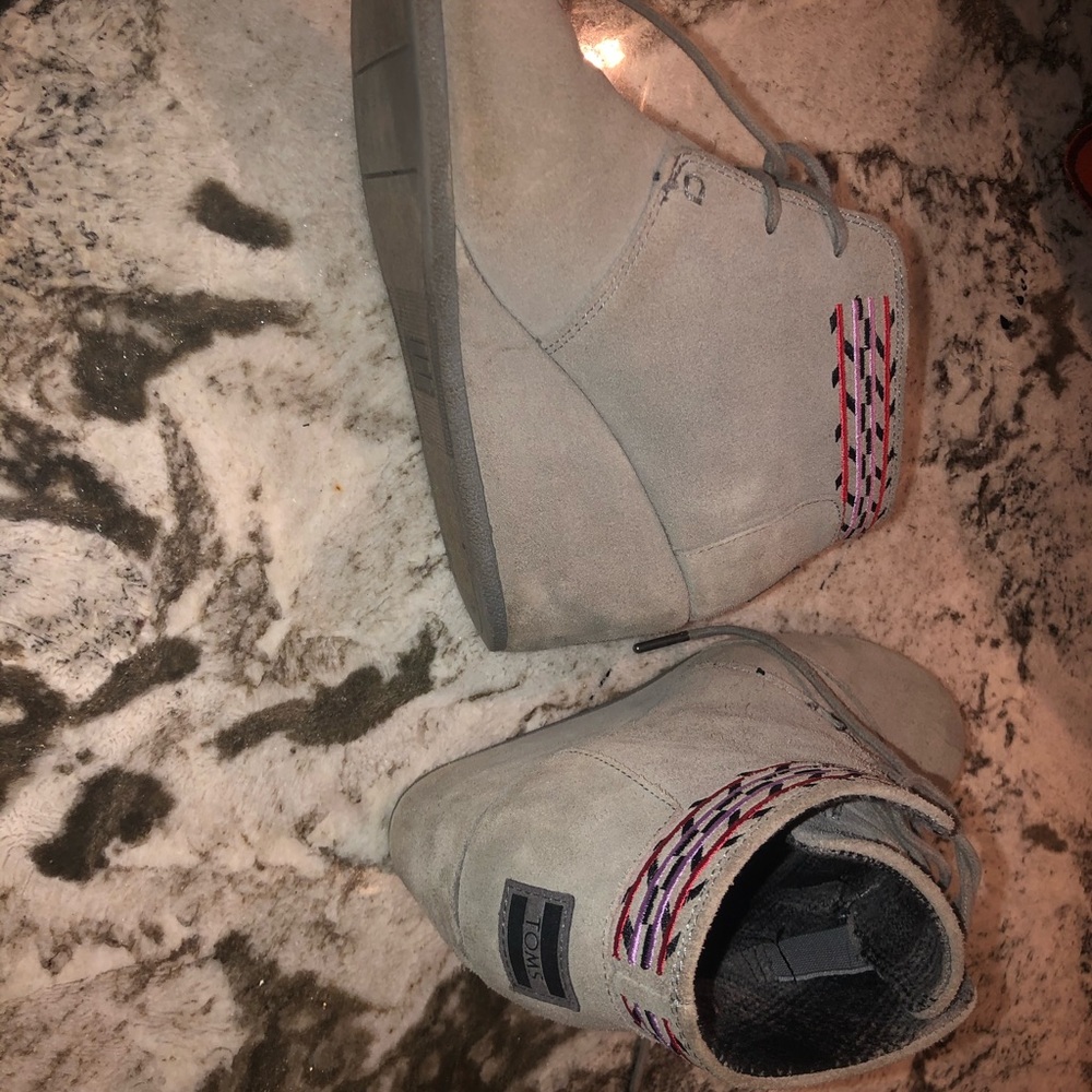 Woman’s TOMS - Picture 2 of 2